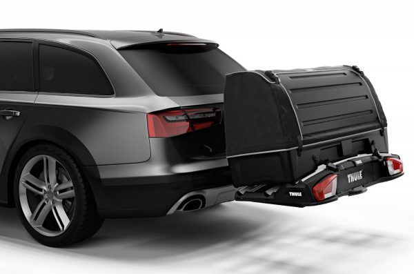 Thule BackSpace XT Lekki, wytrzymały box bagażowy mocowany z tyłu samochodu, pozwalający na łatwy dostęp do schowanych rzeczy.
