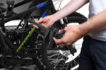 Łatwe mocowanie rowerów przy użyciu odłączanych uchwytów z gałkami Thule AcuTight, które kliknięciem sygnalizują, że osiągnięto optymalną siłę mocowania